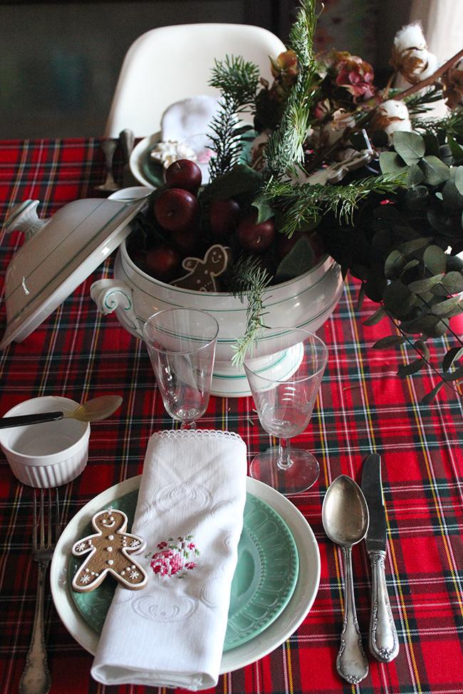 una-sopera-en-la-mesa-de-navidad