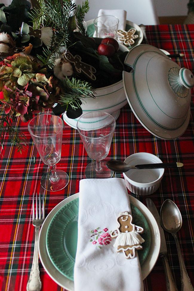 una-sopera-en-la-mesa-de-navidad