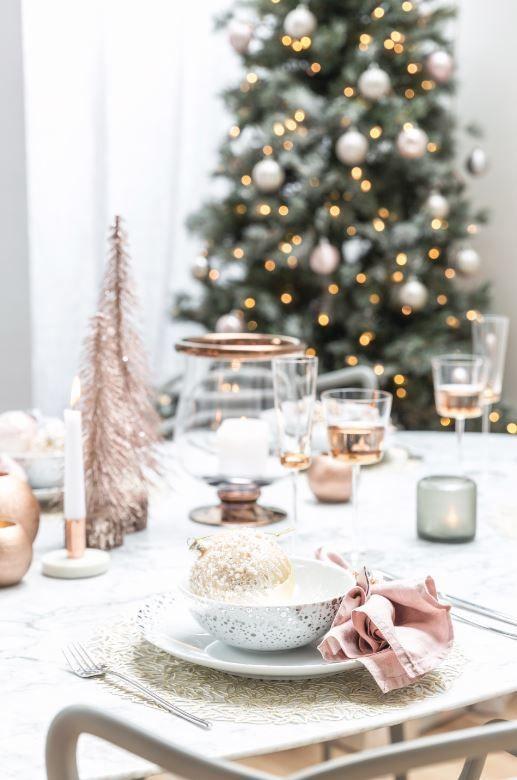 cómo decorar tu mesa de Navidad rosa