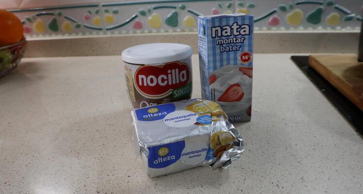 Ingredientes para hacer la cobertura de la tarta de Ferrero Rocher