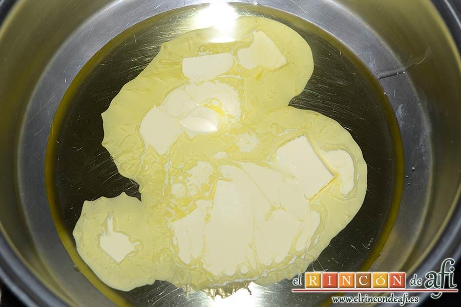 Solomillos de cerdo envueltos en bacon con crema de setas, derretir la mantequilla con aceite de oliva en un caldero