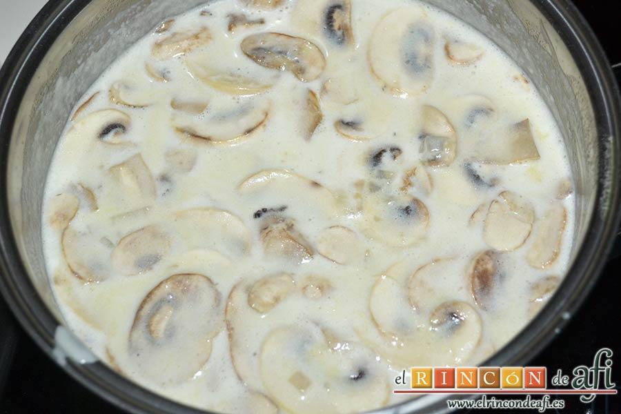 Solomillos de cerdo envueltos en bacon con crema de setas, dejar cocinar unos minutos