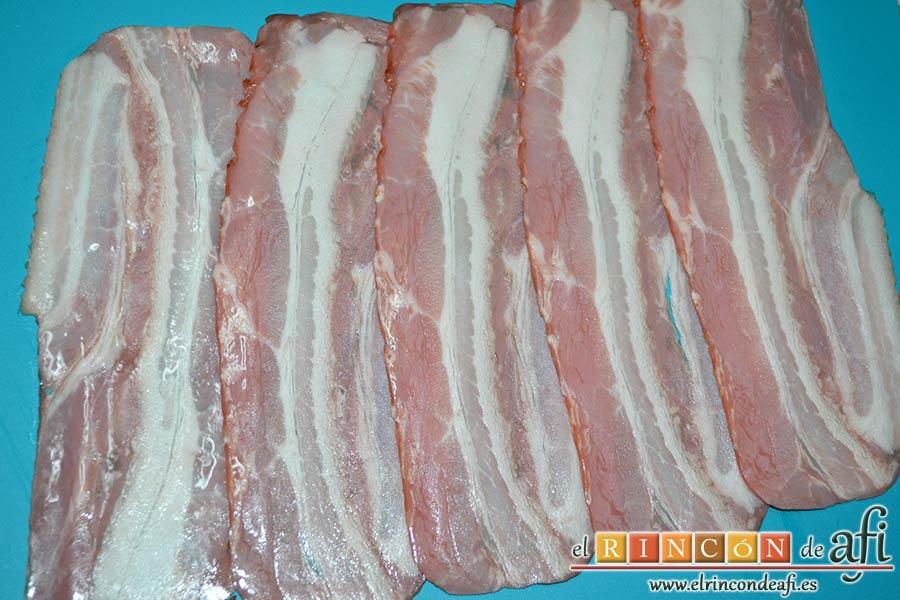 Solomillos de cerdo envueltos en bacon con crema de setas, poner las lonchas de bacon en una superficie plana