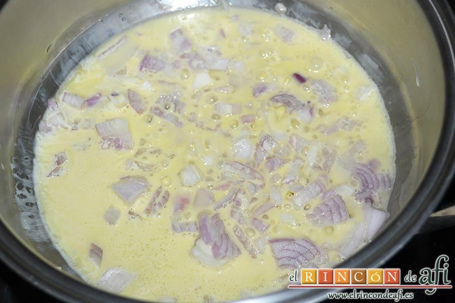 Solomillos de cerdo envueltos en bacon con crema de setas, añadir la chalota troceada