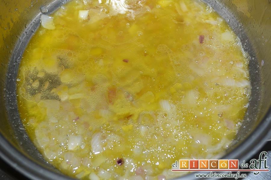 Solomillos de cerdo envueltos en bacon con crema de setas, añadir la copia de cognac