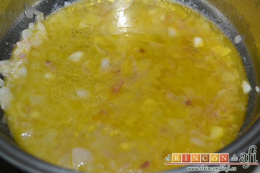 Solomillos de cerdo envueltos en bacon con crema de setas, flambear el cognac