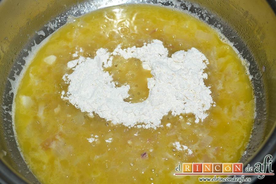 Solomillos de cerdo envueltos en bacon con crema de setas, añadir la cucharada de harina