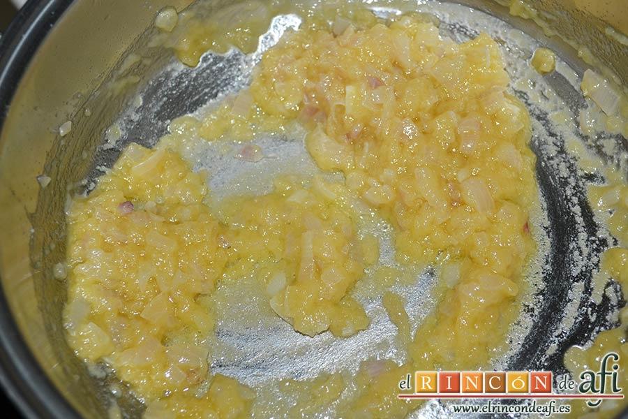 Solomillos de cerdo envueltos en bacon con crema de setas, dejar que se cueza la harina y se separe la mezcla del caldero