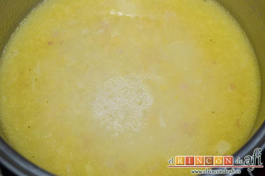 Solomillos de cerdo envueltos en bacon con crema de setas, añadir el caldo de pollo caliente