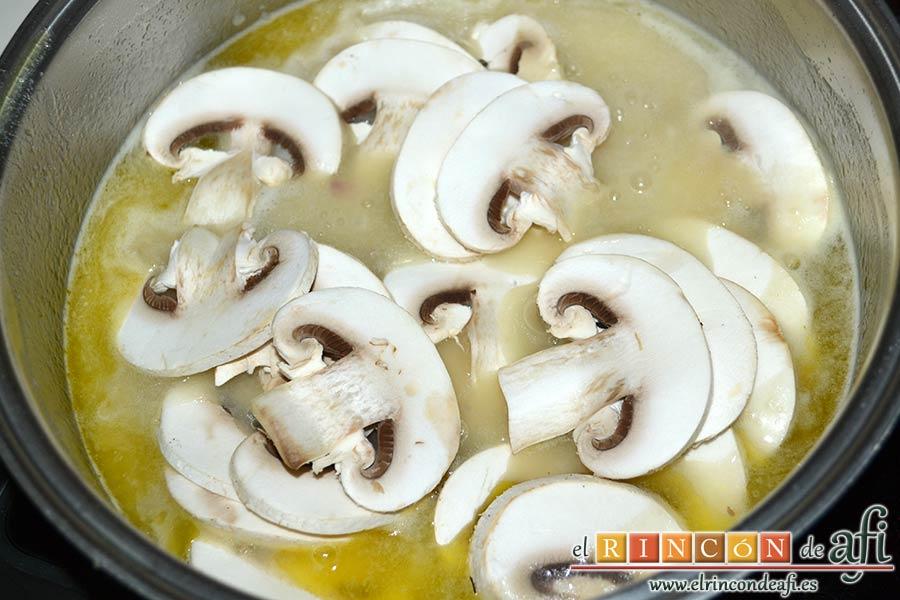 Solomillos de cerdo envueltos en bacon con crema de setas, añadir los champiñones laminados