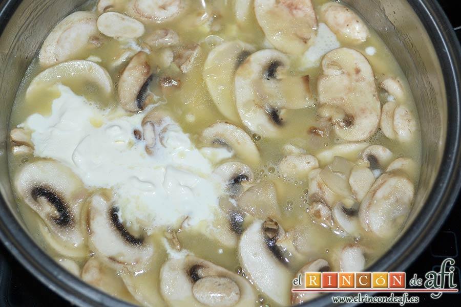 Solomillos de cerdo envueltos en bacon con crema de setas, añadir la nata (crema de leche)