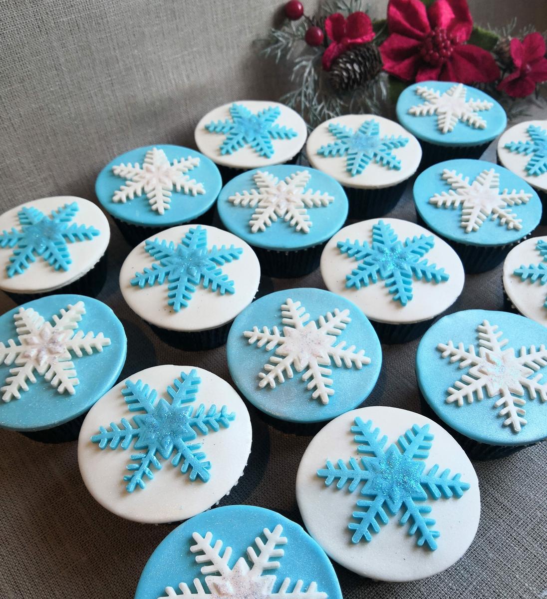 cupcakes con copos de nieve de fondant