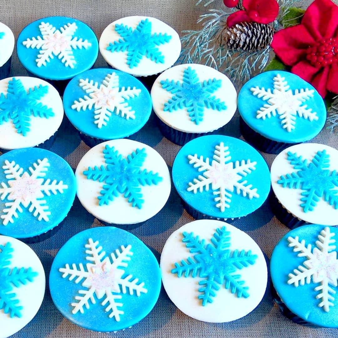 cupcakes con copos de nieve de fondant