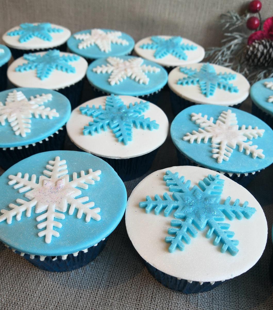 cupcakes con copos de nieve de fondant