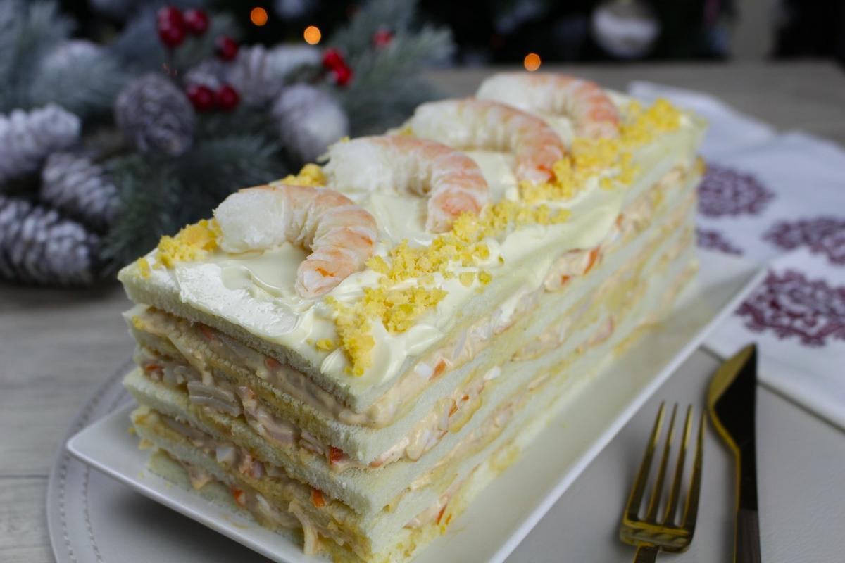 Pastel salado de marisco con surimi, atún, langostinos y pan de molde