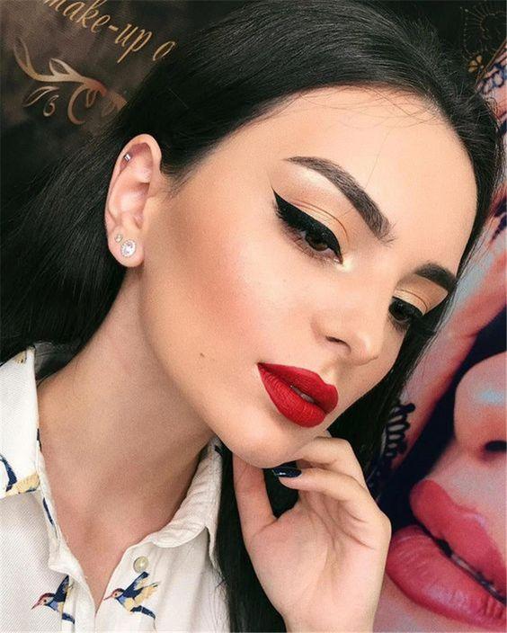 Labios rojos y cat eye