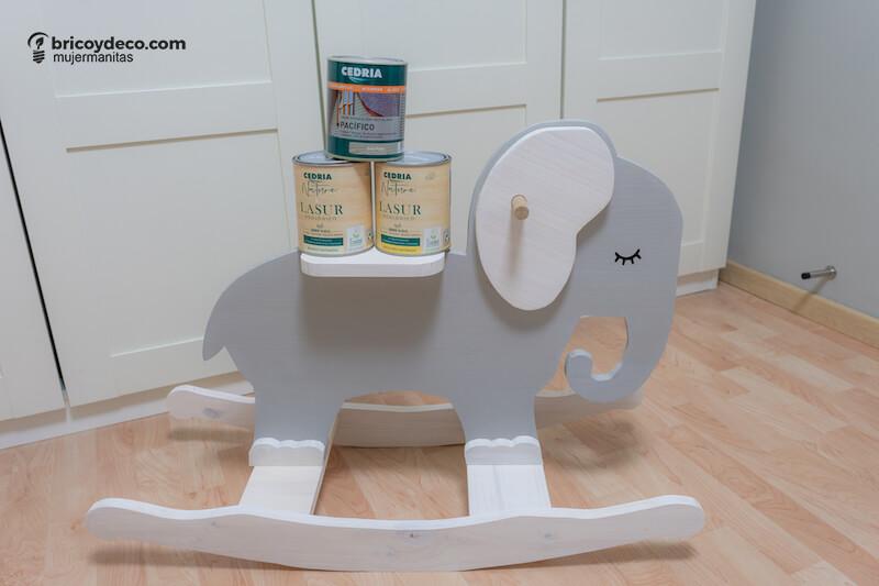 balancín de madera decorado con lasur