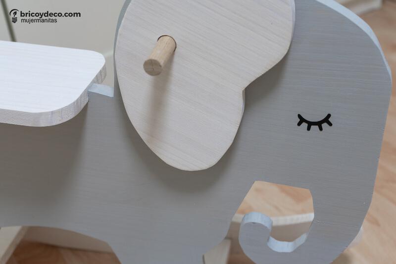 balancín de madera con forma de elefante