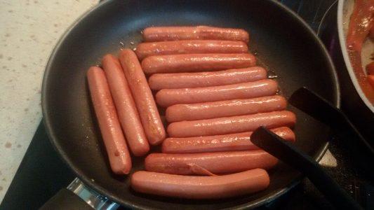 Aperitivo de salchichas con salsa barbacoa y queso de cabra (8)