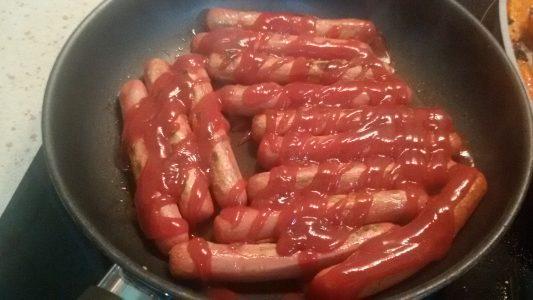Aperitivo de salchichas con salsa barbacoa y queso de cabra (1)