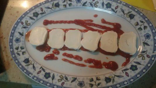 Aperitivo de salchichas con salsa barbacoa y queso de cabra (3)