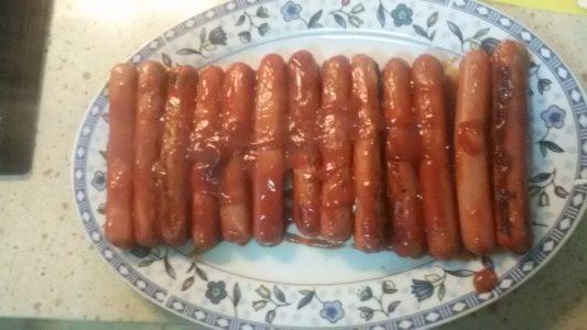 Aperitivo de salchichas con salsa barbacoa y queso de cabra (4)