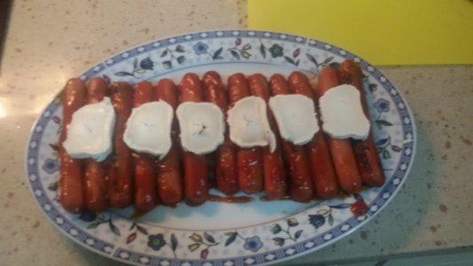 Aperitivo de salchichas con salsa barbacoa y queso de cabra (5)