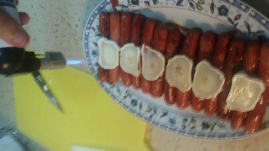 Aperitivo de salchichas con salsa barbacoa y queso de cabra (6)