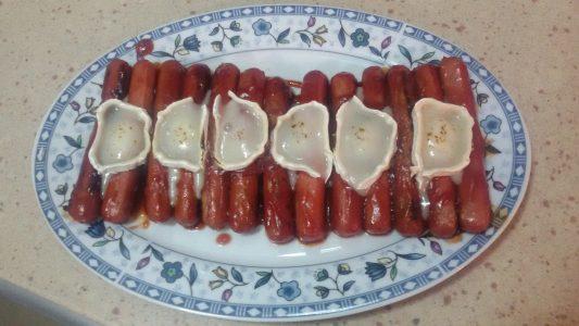 Aperitivo de salchichas con salsa barbacoa y queso de cabra (7)