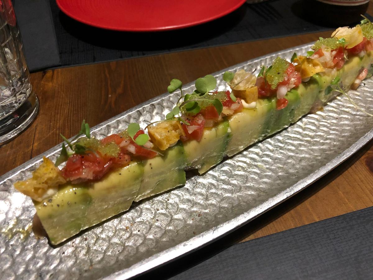 Canelón de aguacate, bonito maridado y pico de gallo