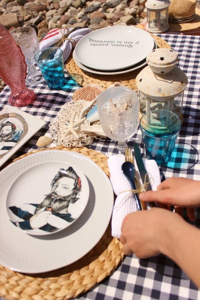 una-mesa-en-la-playa-con-okenua