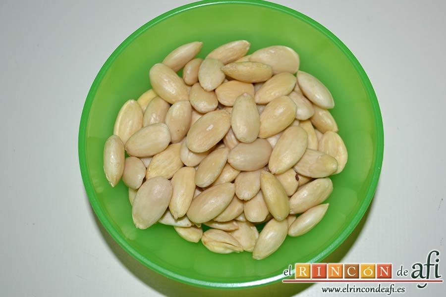 Salchichón de chocolate, preparar las almendras