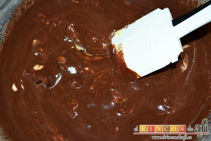 Salchichón de chocolate, añadirla al chocolate fundido