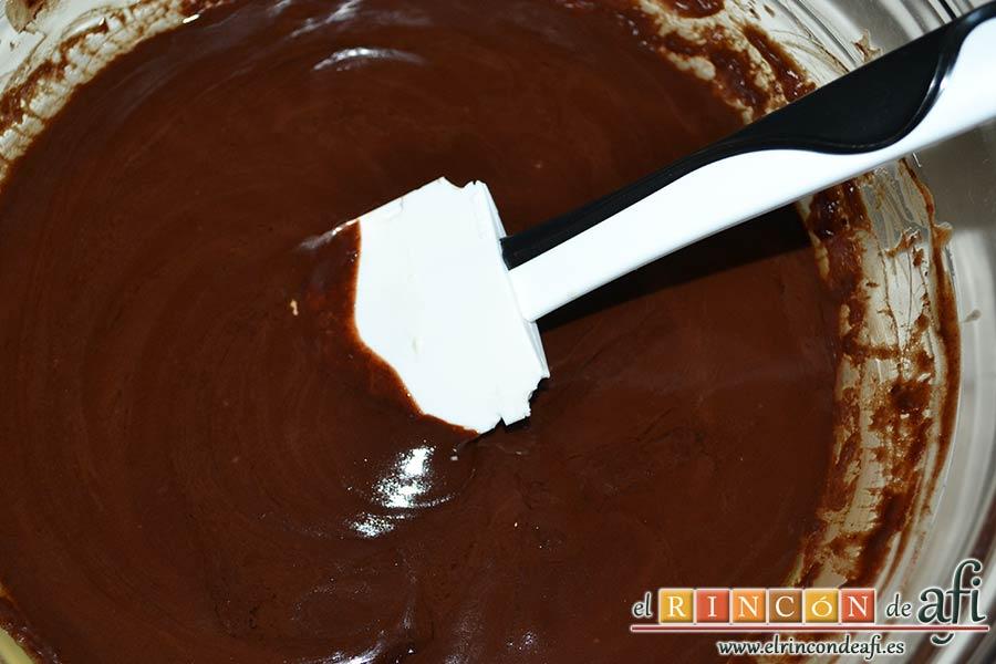 Salchichón de chocolate, ponerlo al baño María hasta que se integre todo