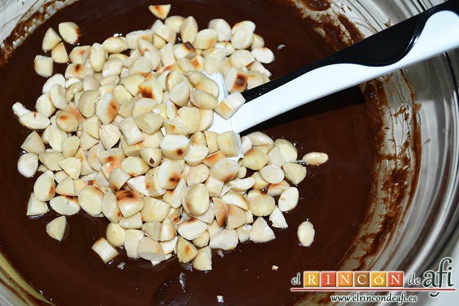 Salchichón de chocolate, añadir las almendras