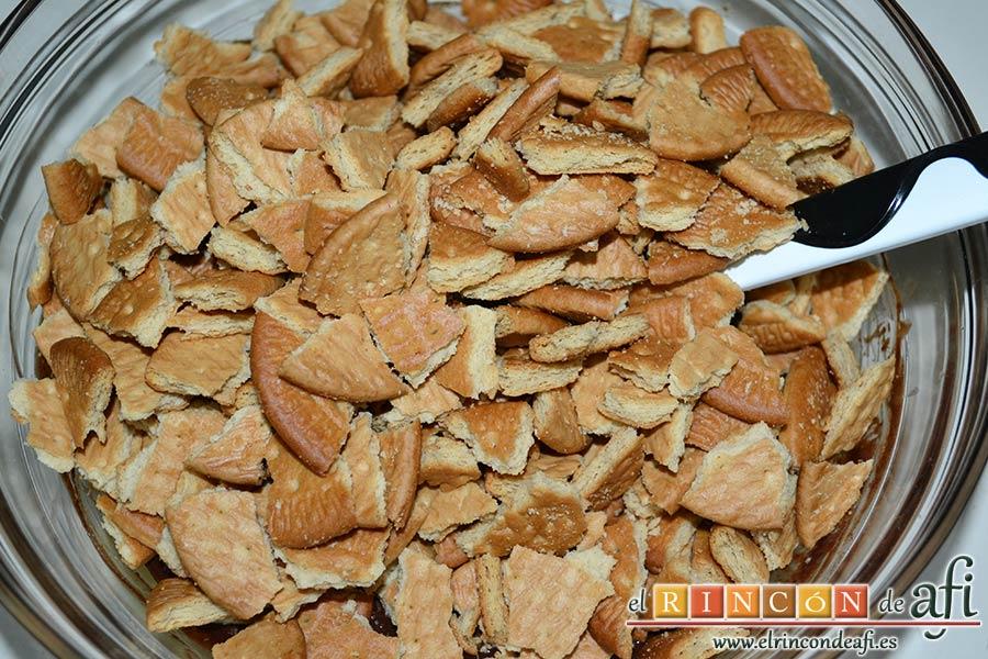 Salchichón de chocolate, añadir las galletas