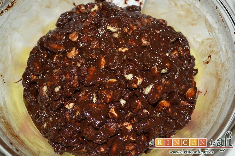 Salchichón de chocolate, mezclar todo bien