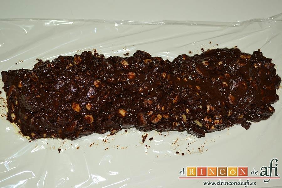 Salchichón de chocolate, preparar el papel film y distribuir la mezcla
