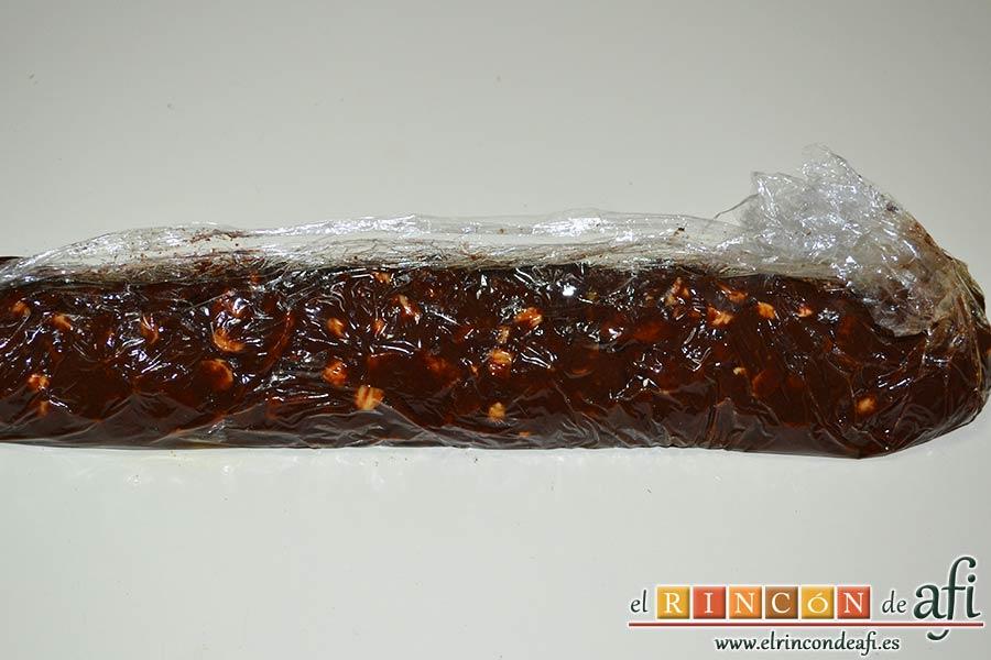 Salchichón de chocolate, cerrarlo formando un cilindro