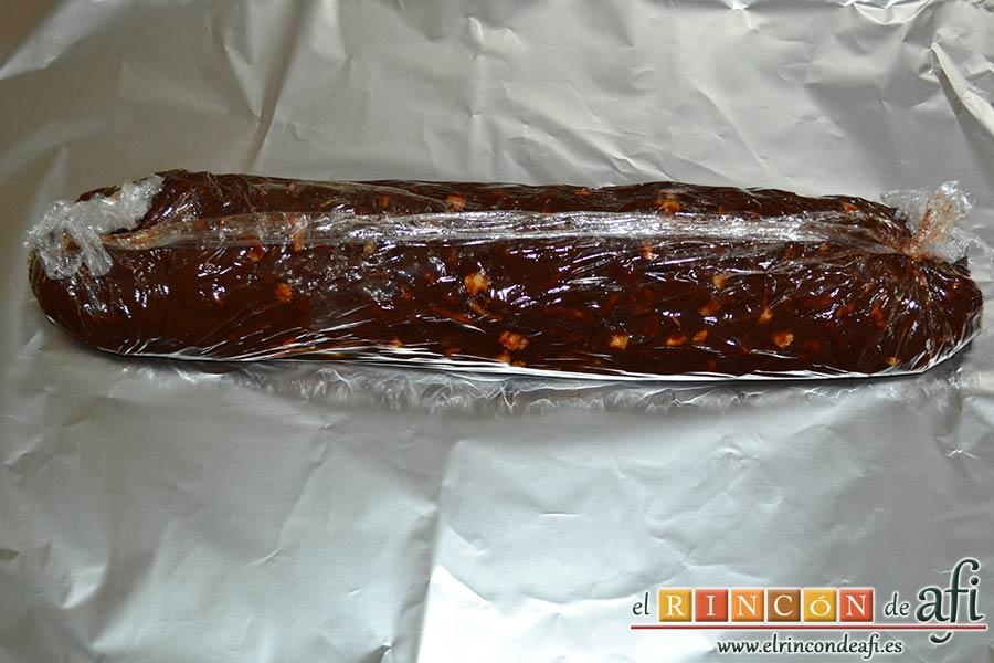 Salchichón de chocolate, ponerlo sobre un trozo de papel de aluminio