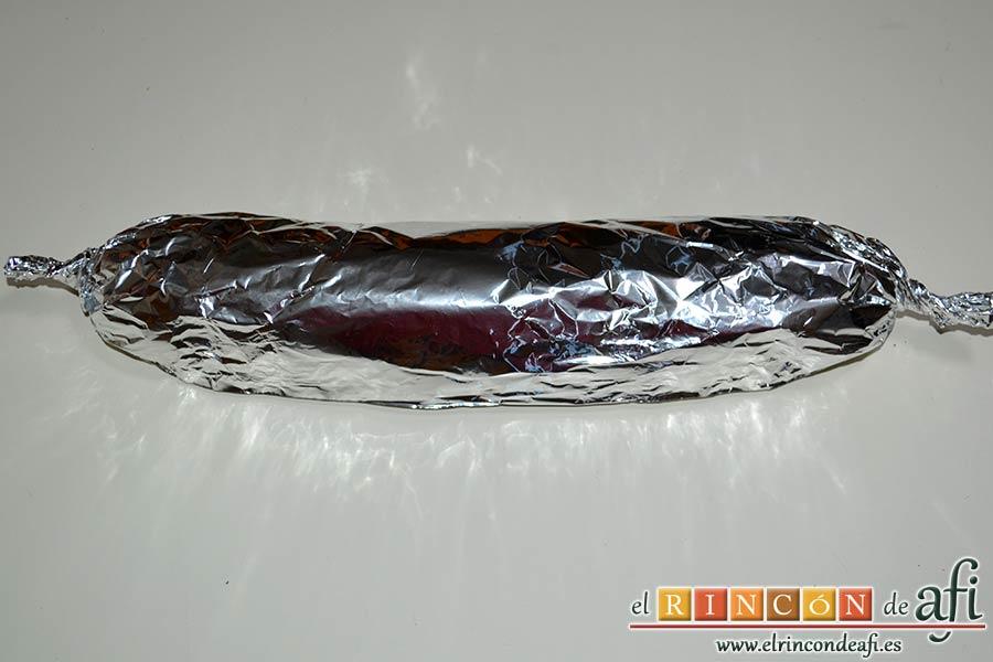 Salchichón de chocolate, envolverlo bien prensado