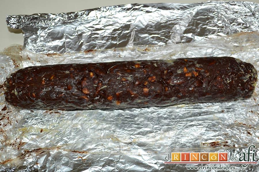 Salchichón de chocolate, dejar enfriar en la nevera y desenvolverlo