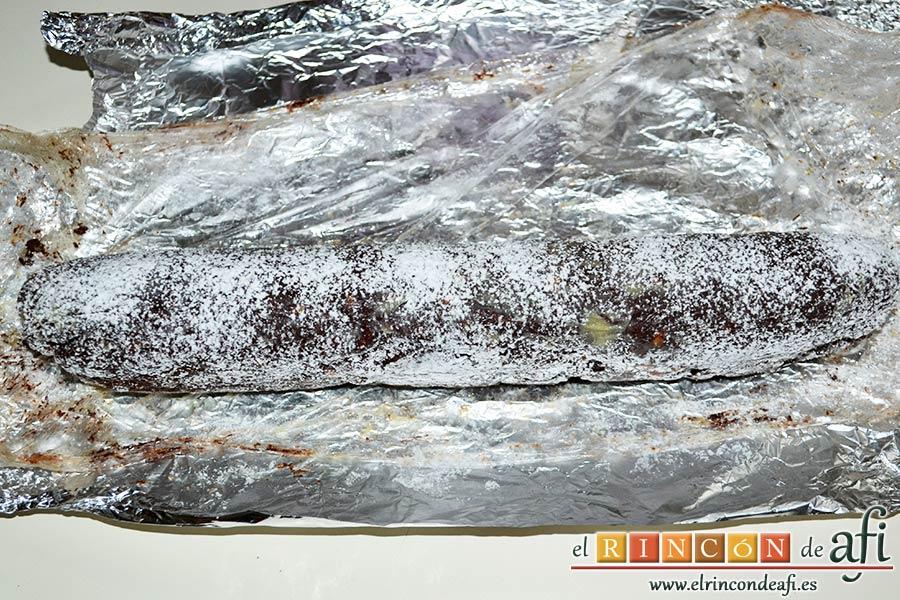 Salchichón de chocolate, espolvorear con el azúcar glass por todos lados