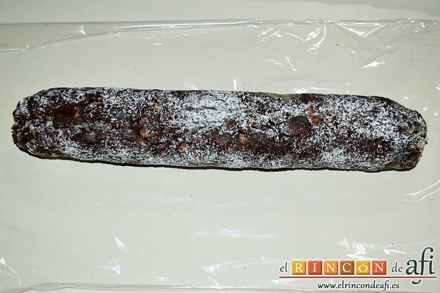 Salchichón de chocolate, espolvorear con azúcar glass