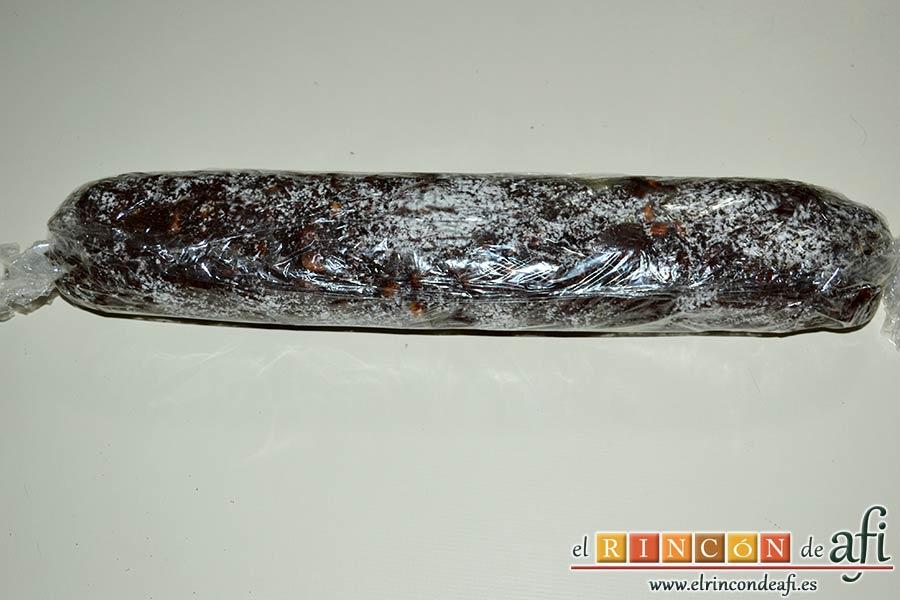 Salchichón de chocolate, recubrir de nuevo con film