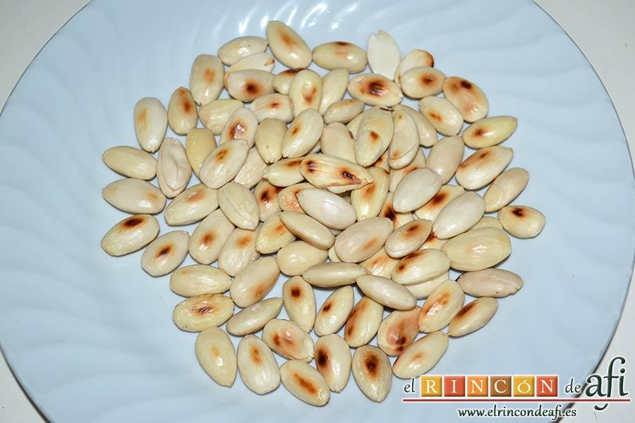 Salchichón de chocolate, cuando estén tostadas pasarlas a un plato para que atemperen