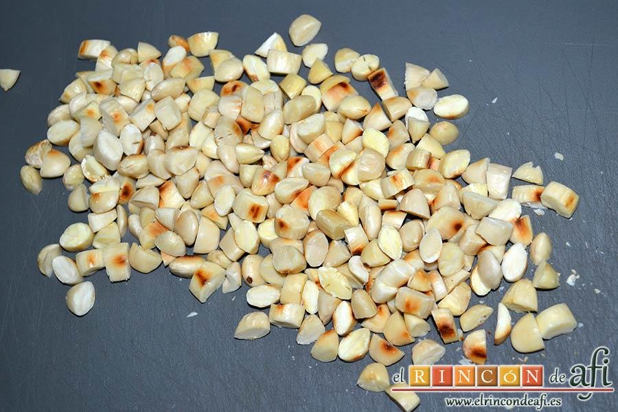 Salchichón de chocolate, trocearlas a cuchillo