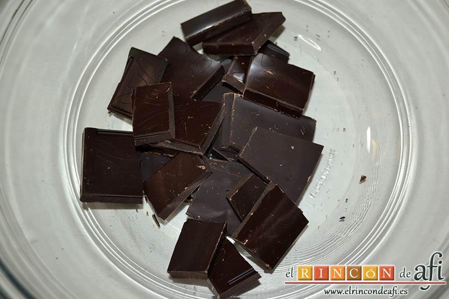 Salchichón de chocolate, trocear el chocolate negro