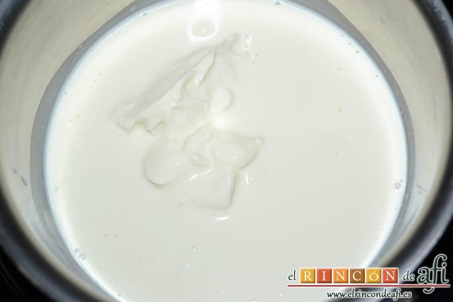 Salchichón de chocolate, calentar la nata (crema de leche) en un cazo