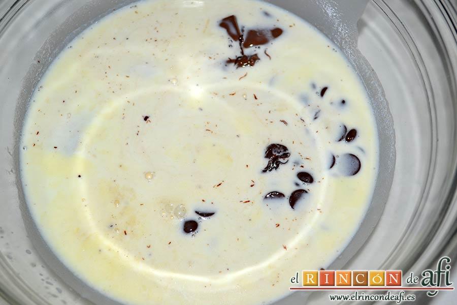 Salchichón de chocolate, cuando esté bien caliente añadir el chocolate negro troceado